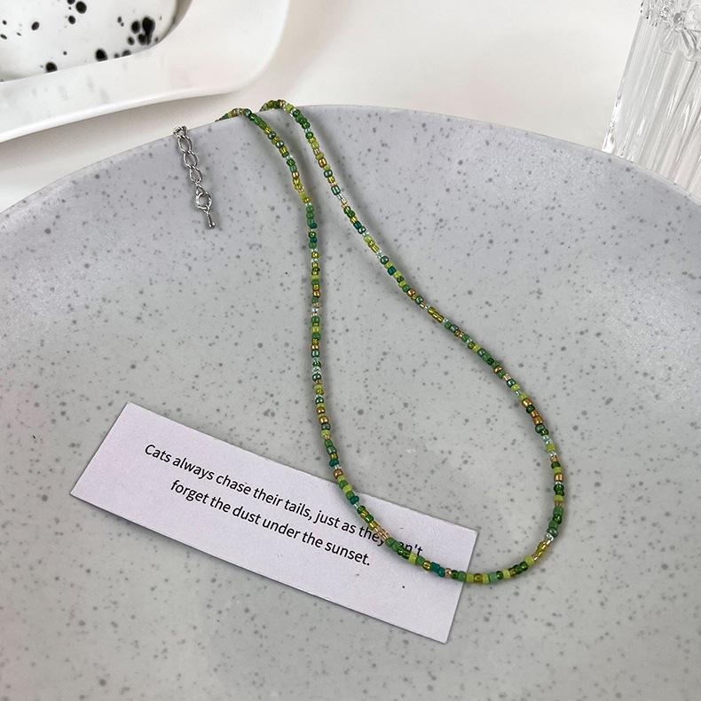 Новое ожерелье из рисовых бусин конфетного цвета милое и милое, а молодые девушки носят летние колье-колье.