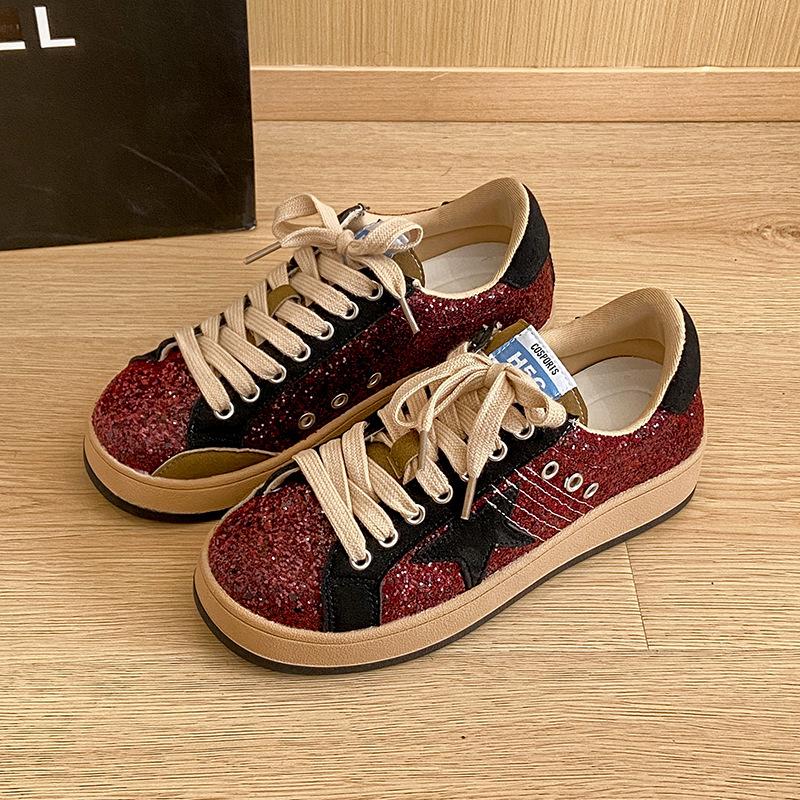 Корейская версия старых маленьких белых туфель женские 2025 весна новая мода универсальная звезда платформа повседневные кеды маленькие грязные туфли тренд