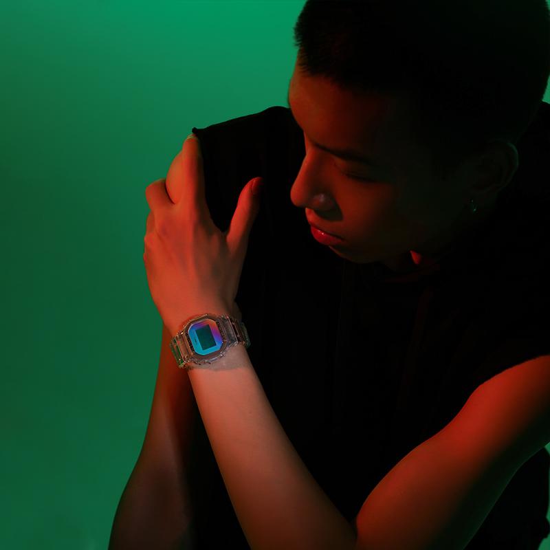Casio G-SHOCK Серия Neon Лазерное Стекло Зеркальное Ретро Классика Маленький Квадрат Кварцевый Механизм Смоляной Ремешок Японские и Корейские Часы Мужские DW-5600SRS-7PR