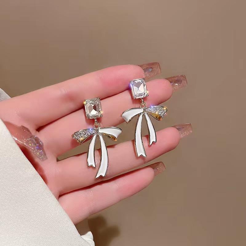 Классические белые черные серьги-бантики для женщин, свадебные серьги с квадратными кристаллами, модные ювелирные изделия с геометрической формой и эмалью