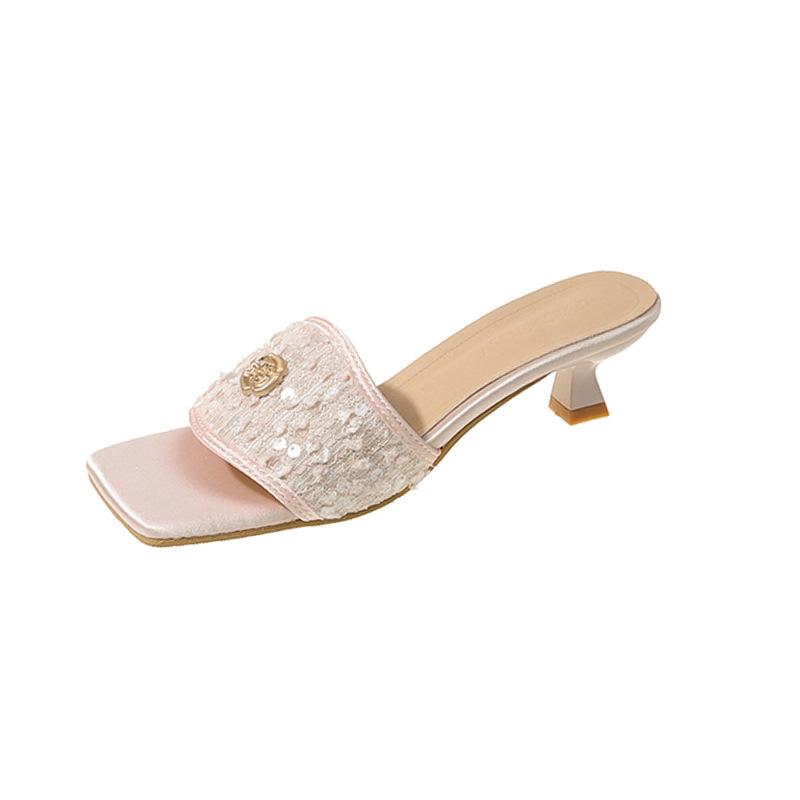 Классные тапочки женские, нежные, маленькие, ароматные, ветер 2025 года, слово, открытый носок, лето, новые квадратные головки, металлические блестки, классные тапочки