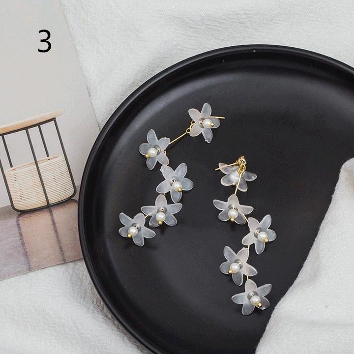 Нежные серьги-цветы из молочного акрила. В ассортименте несколько разных моделей