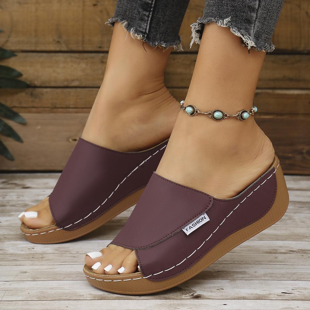 Летние мягкие тапочки на платформе для женщин 2025 года, модные шлепанцы с открытым носком на танкетке, женские легкие нескользящие пляжные туфли на среднем каблуке