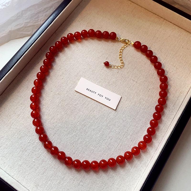 Ожерелье из бусин зеленого и красного агата в этническом стиле с халцедоном