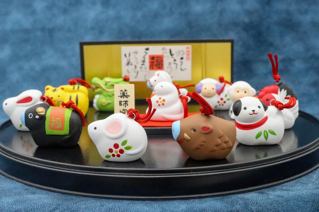 Yakushi Kiln 2025 Зодиак Год Змеи Змеиная парча Приглашение Удачи Украшение со знаком зодиака Suzu Печать Удачи (Земляной колокол) (Хорошо включено)