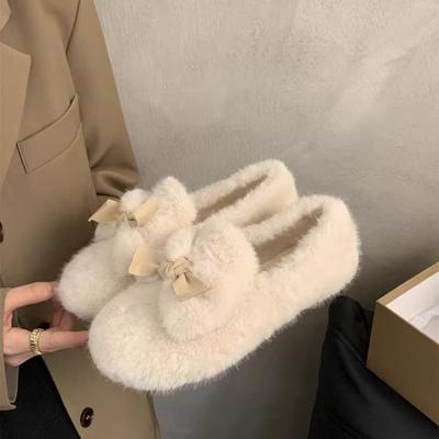 На одной ноге плюшевые ботиночки из меха феи и пушистые босоножки для беременных