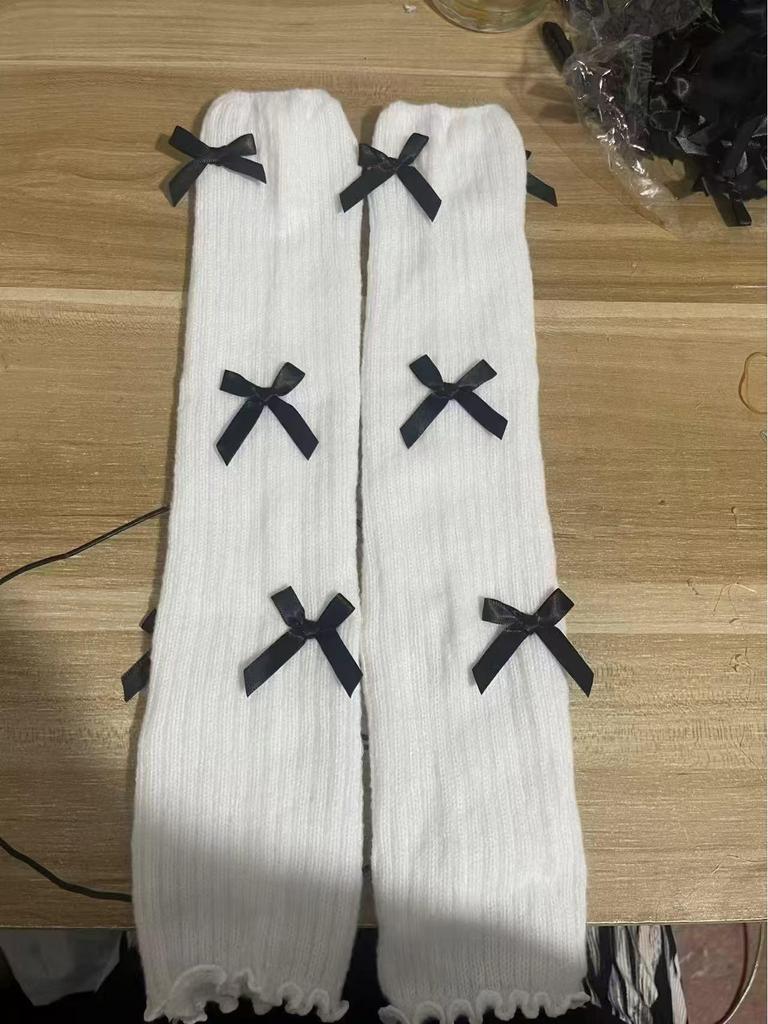 Серые вязаные носки с разрезом - толстые ребристые полосы, длина до икры, уютный осенне-зимний стиль, свободный крой, модные ворсистые носки