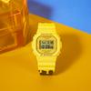 Casio Квадратная Медовая Банка Подарочная Коробка Специальные Часы с Гравировкой на Задней Крышке Электронный Механизм Ремешок из Смолы Унисекс Часы Желтый SLV-22B-9PFH