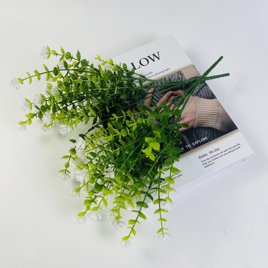 Букет из семи роз с эвкалиптом и камелией - Искусственные цветы