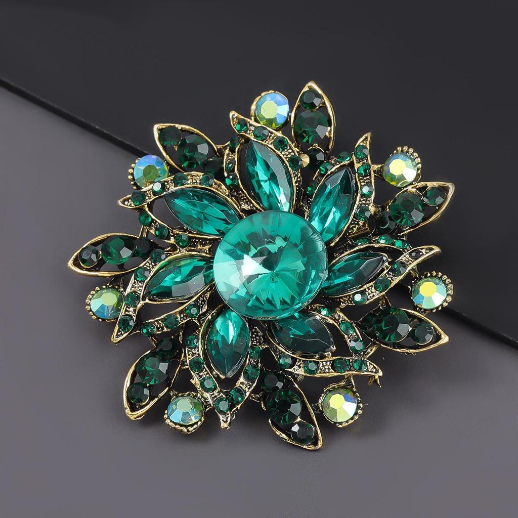 Европейско-американская брошь-цветок с бриллиантами из сплава: Трендовый, Инкрустированный Блестящий Аксессуар для Женщин