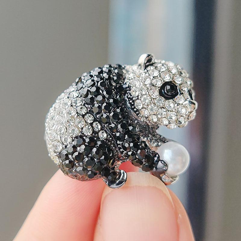 Популярный хит продаж, корсаж из сплава со стразами, мультяшные панды, полные бриллиантовые булавки, броши, универсальная одежда для женщин оптом