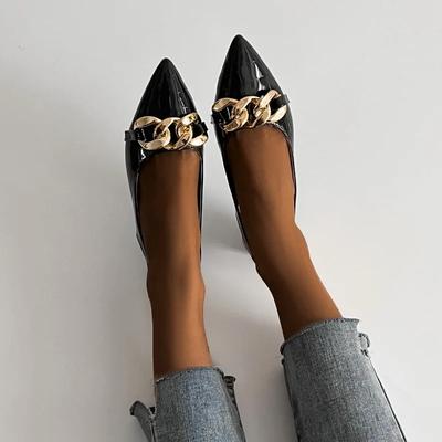 Мода 2025 Новые летние женские сандалии Модные металлические цепочки Балетки Острый носок Женские повседневные туфли Лодочки Роскошные сандалии Женские Дизайнерские