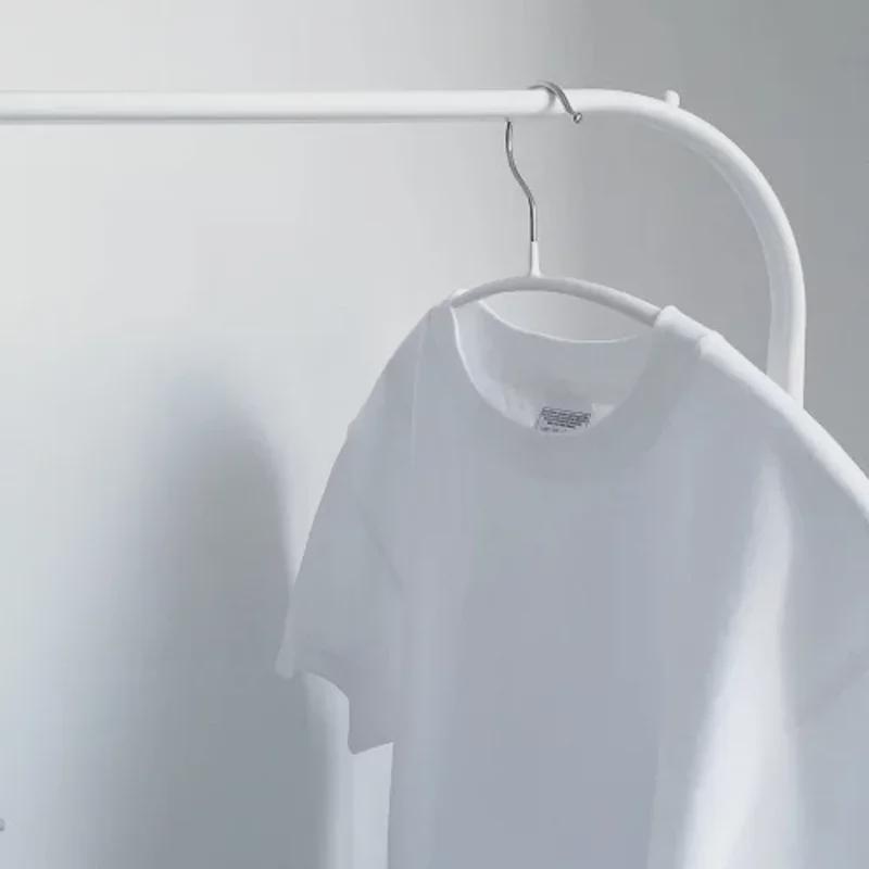 «Белая хлопковая футболка унисекс с коротким рукавом и напечатанным логотипом»