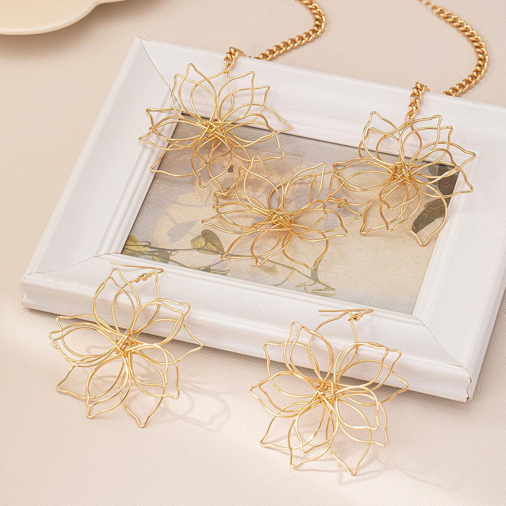 Модный комплект из многослойного плетеного цветочного ожерелья и серег