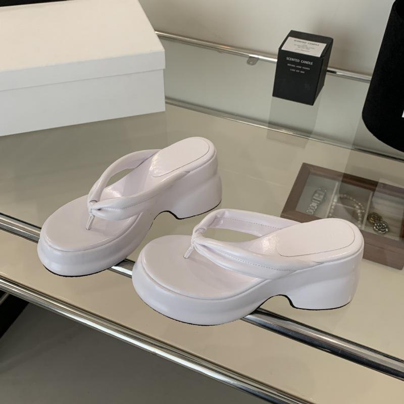 Французские шлепанцы на толстой подошве женские 2025 новые серебристые холодные тапочки, летняя одежда пляжные сандалии