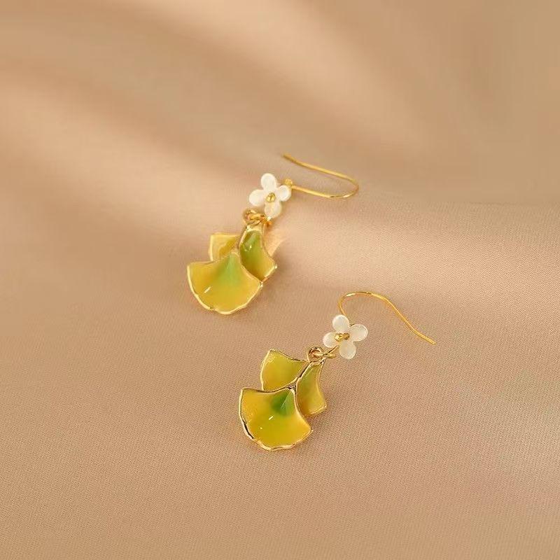 Осенние серьги-крючки в виде листьев гинкго с глазурью-подтеком - Коллекция «Модная атмосфера», серьги-пусеты в виде сказочных цветов в стиле мори.