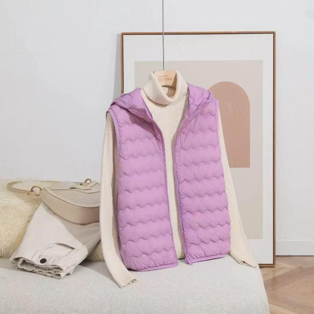 Женский легкий пуховый жилет с капюшоном и волнистым узором 2025
