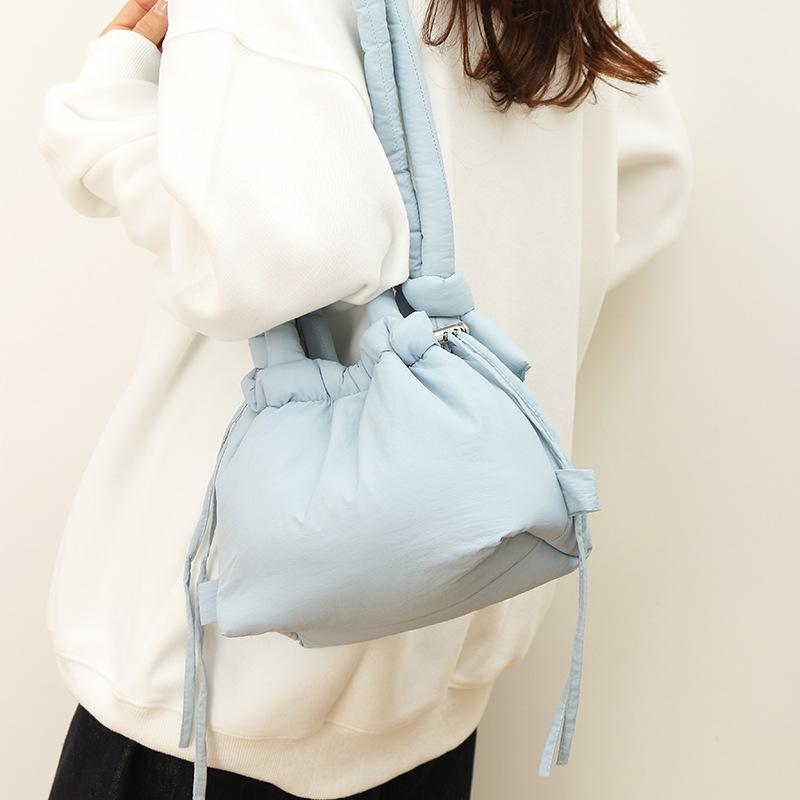 Трендовая нишевая пуховая сумка кроссбоди - Легкая, универсальная, однотонная наплечная сумка для повседневной носки