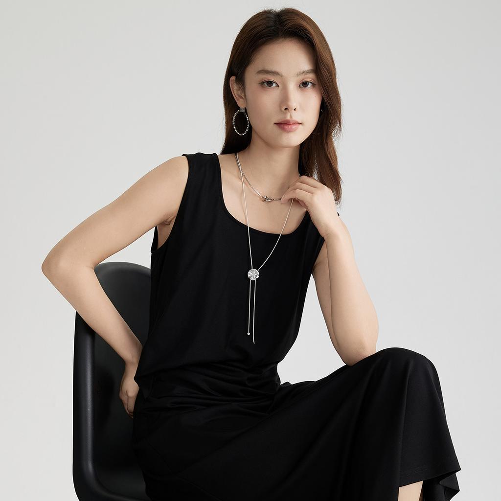 Sleeveless vest dress for women in autumn 2025, French style with pleated waist and slimming effect, mid length small black dress