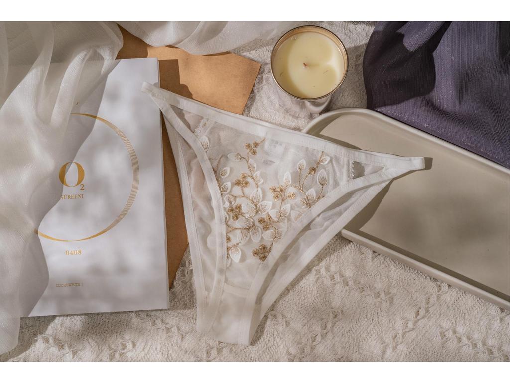 Комплект нижнего белья с французской вышивкой: Удлиненный корсетный топ-майка для женщин - стиль Pure Desire