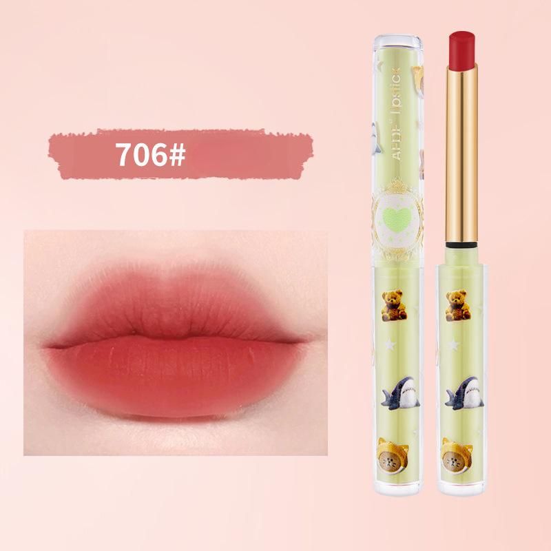 Помада в небольшом тюбике, матовая поверхность, не выцветает, не сушит, легко окрашивается, водостойкая, устойчивая к поту помада, косметическая помада