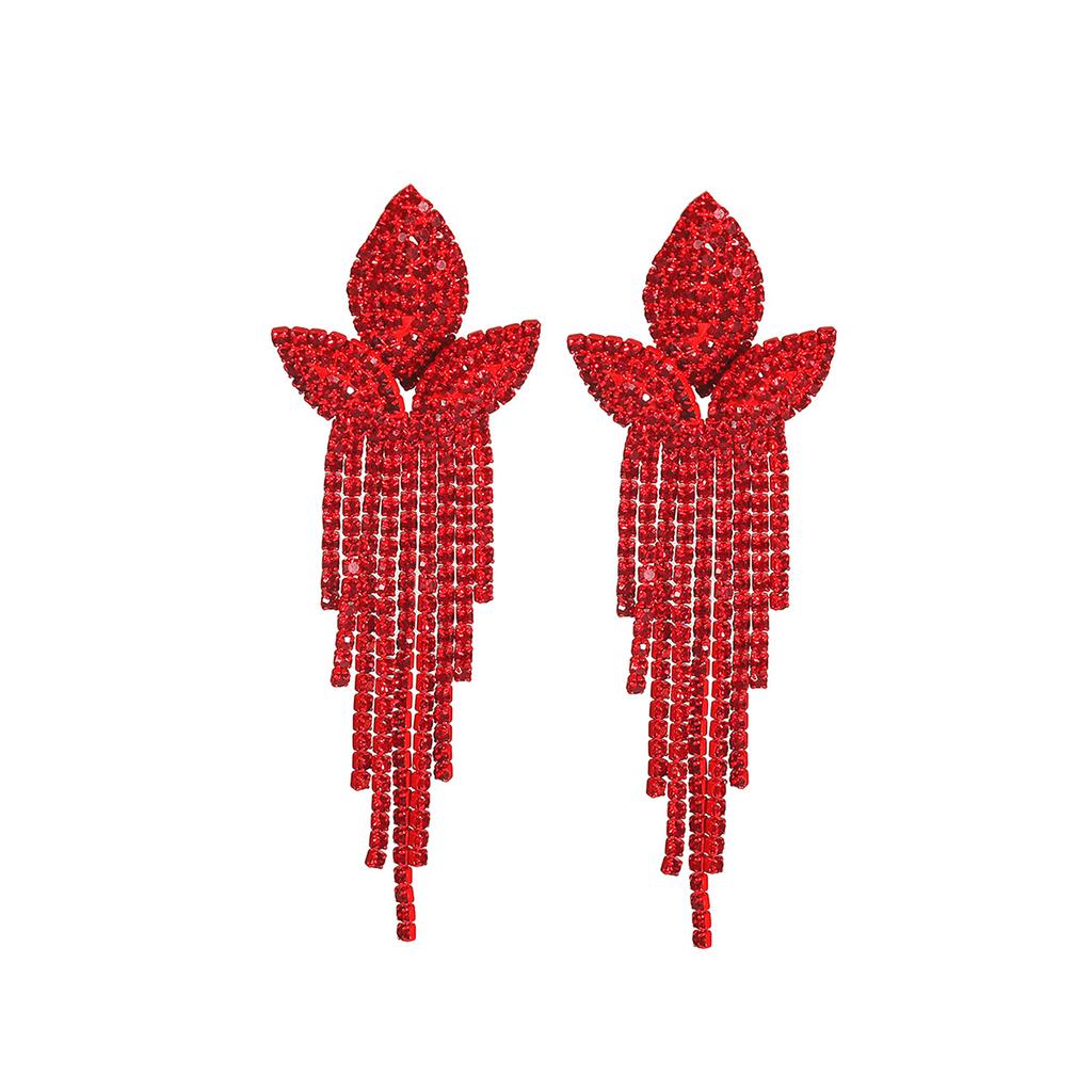 Красные и черные длинные серьги с трехлистным цветком и бахромой.