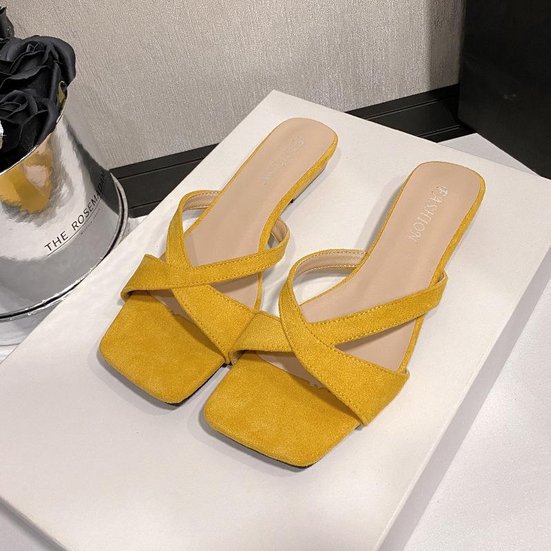 Темпераментная квадратная голова особой формы с крутыми шлепанцами на одной перемычке, женские летние новые шлепанцы для улицы с перекрестными ремешками