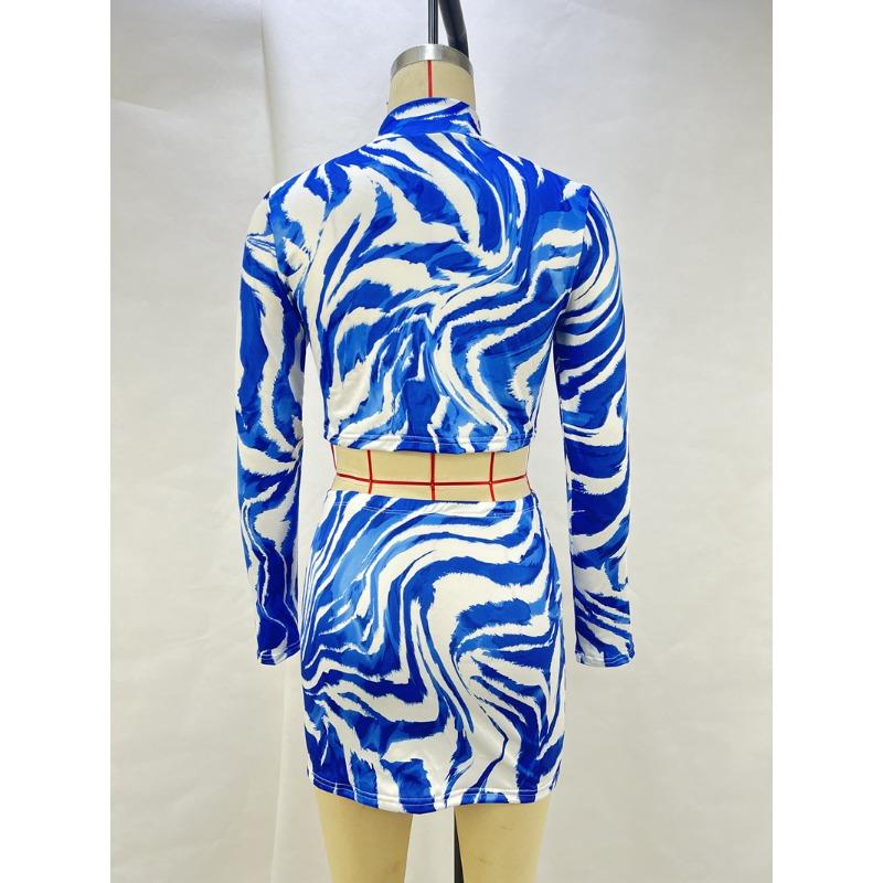 Женский осенний комплект с короткой юбкой и топом-халтером с принтом и запахом