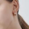 [Geiger Jewelry] Серьги-пусеты с замком-защелкой из 14-каратного золотого покрытия с крупным клетчатым узором GIGFEE008