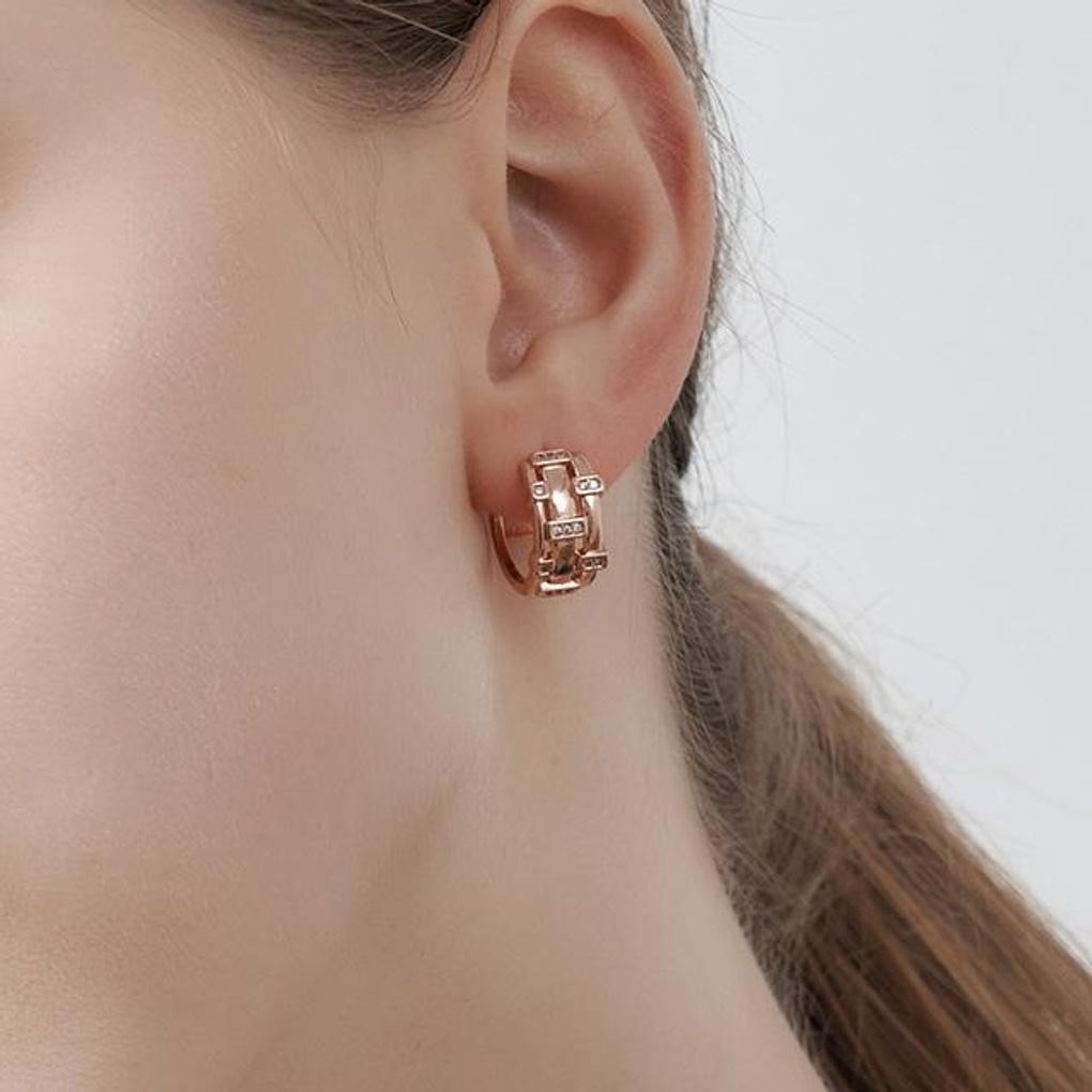 [Geiger Jewelry] Серьги-пусеты с замком-защелкой из 14-каратного золотого покрытия с крупным клетчатым узором GIGFEE008