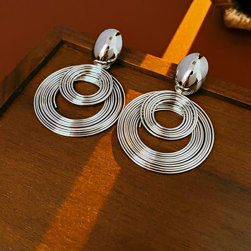 Silver Needle Coiled Circular Metal Earrings with A Cool and Personalized Style, European and American Fashionable and Niche Earrings