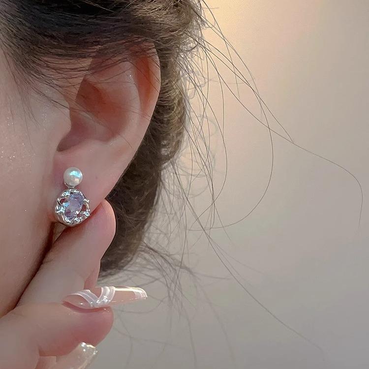 Small, exquisite and simple zircon stud earrings for women's high-end temperament earrings for women's new popular earrings.