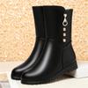 Модные зимние мягкие кожаные удобные теплые ботинки средней высоты для женщин с металлическими декоративными хлопковыми ботинками для мам на плоской подошве с плюшем