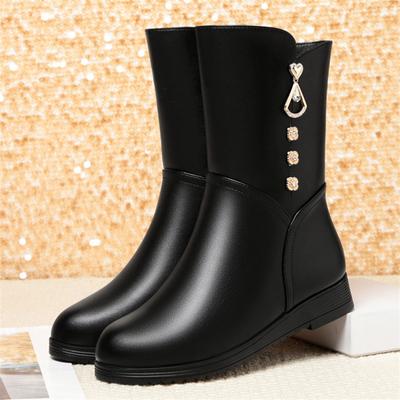 Зимние мягкие кожаные удобные теплые ботинки средней высоты для женщин с металлическими декоративными хлопковыми ботинками для мам на плоской подошве из плюша