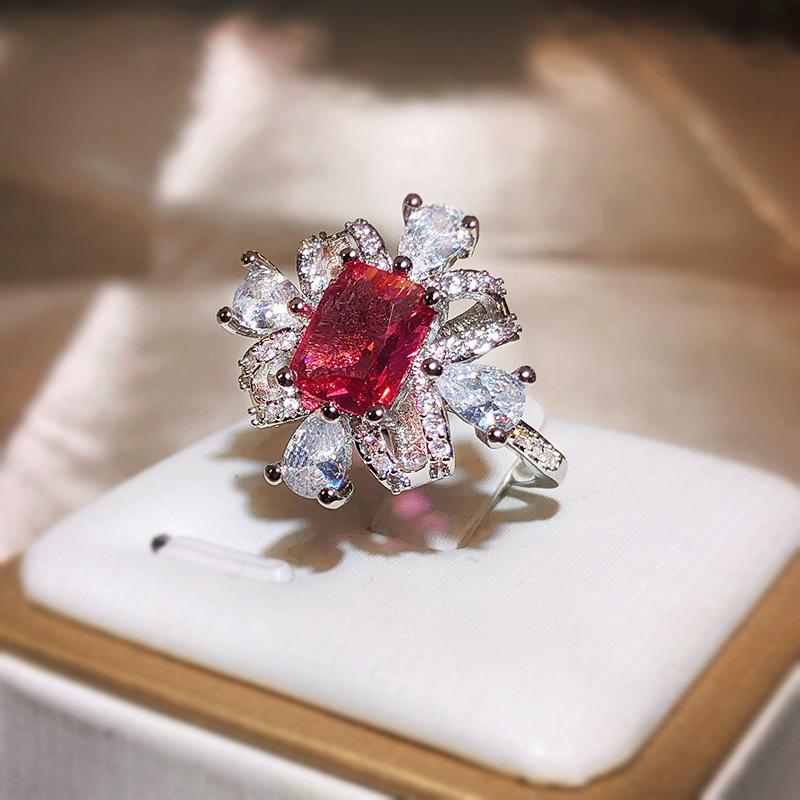 Женское открытое кольцо с подвеской в форме цветка и квадратным цирконием «Daisy Diamond» от Senior Sense of Fanta Princess