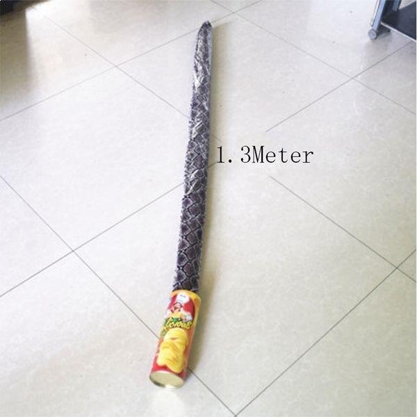 Коробка чипсов с искусственной весенней змеей