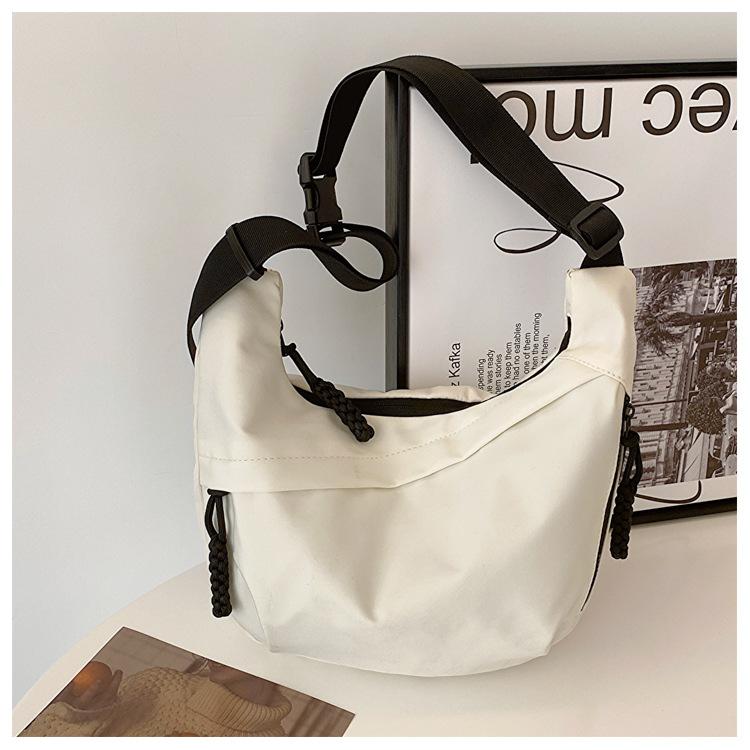 Повседневная ткань Оксфорд 2025 осень и зима новая кампусная спортивная модель однотонная сумка-пельмень через плечо для женщин