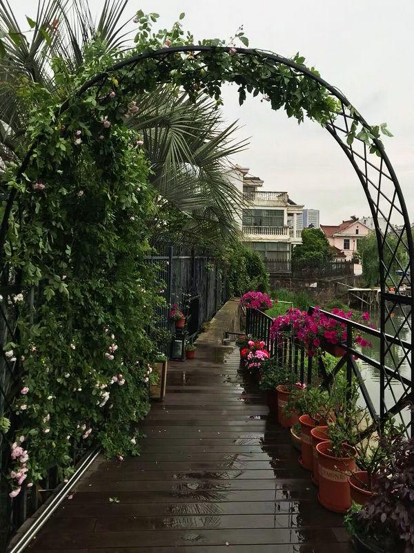 Европейская кованая арка-цветочница для вьющихся роз в садах