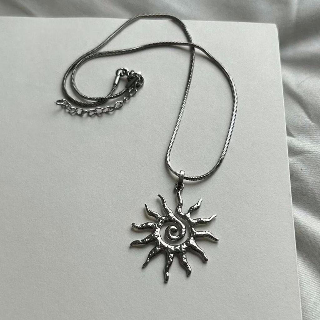 Ожерелье-подвеска «Спираль-солнце» из нержавеющей стали на змеевидной цепочке, богемный Y2K минималистичный дизайн
