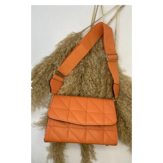 Стеганая женская сумка через плечо с оранжевым ремешком