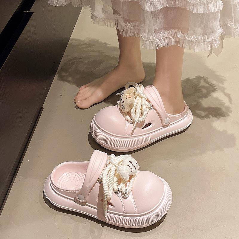 Милые уродливые милые туфли с дырками с большой головой женские носят 2025 весна и лето новые ремешки мультяшные универсальные колледж стиль две шлепанцы