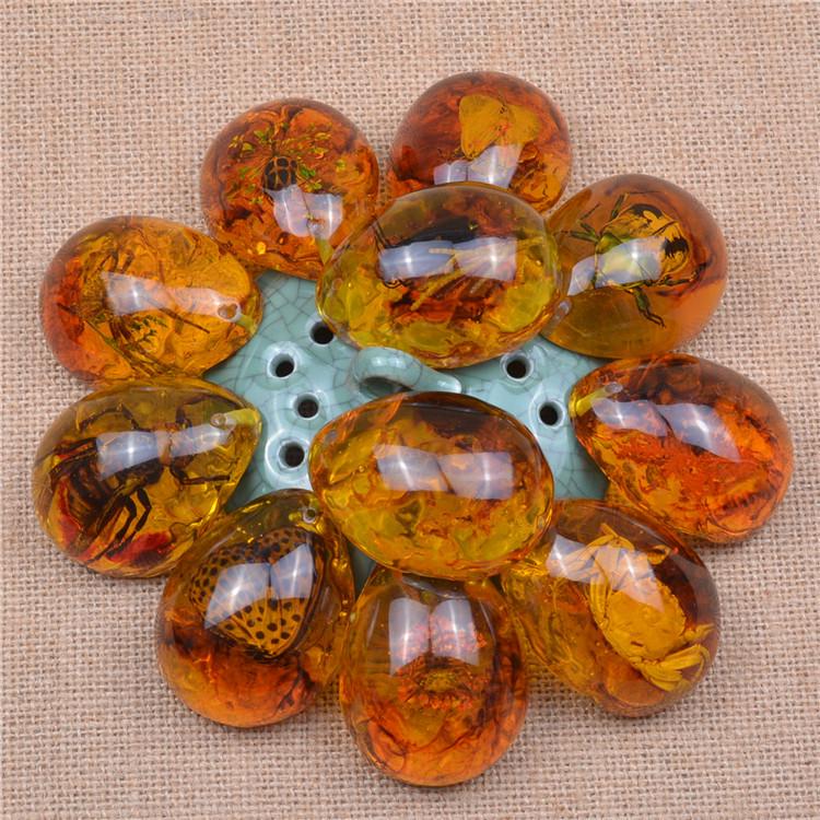 Подвеска из янтаря с насекомыми внутри