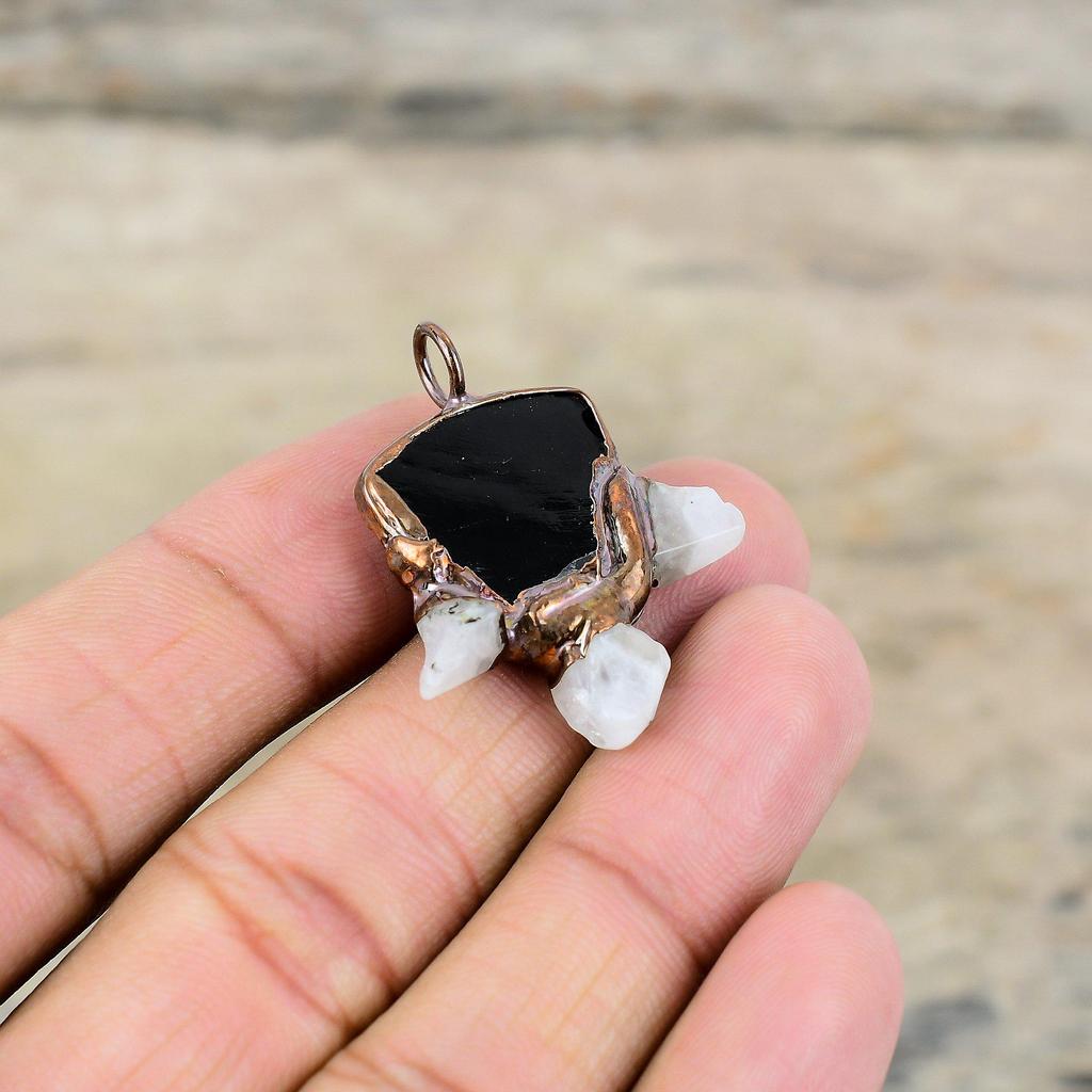 Резной черный оникс с радужным лунным камнем, грубый кулон, медный кулон, изготовленный гальваническим методом, драгоценный камень, ювелирные изделия, изготовленные гальваническим способом, кулон ручной работы для подарка