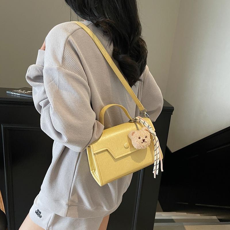 Модная портативная маленькая квадратная сумка женская сумка новая нишевая сумка для通勤 высокого класса универсальная на плечо сумка-мессенджер