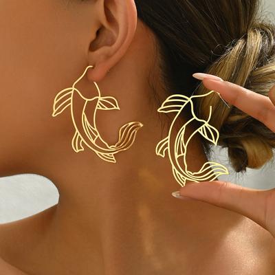 1 пара забавных ажурных простых модных металлических женских сережек с текстурой в виде карпа для повседневных путешествий, свиданий, подарков, вечеринок