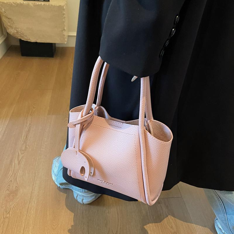 Сумка большой вместимости женская весна-лето универсальная 2025 новая повседневная ретро сумка-мессенджер простая и популярная портативная сумка-ведро