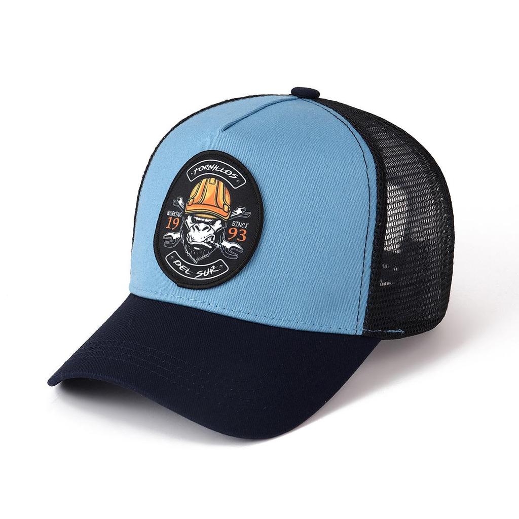 Унисекс летняя бейсболка с вышитой нашивкой