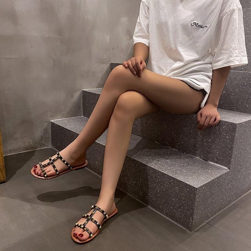Тапочки большого размера женские летние новые для улицы модные универсальные сандалии с заклепками пляжные для ванной комнаты для дома