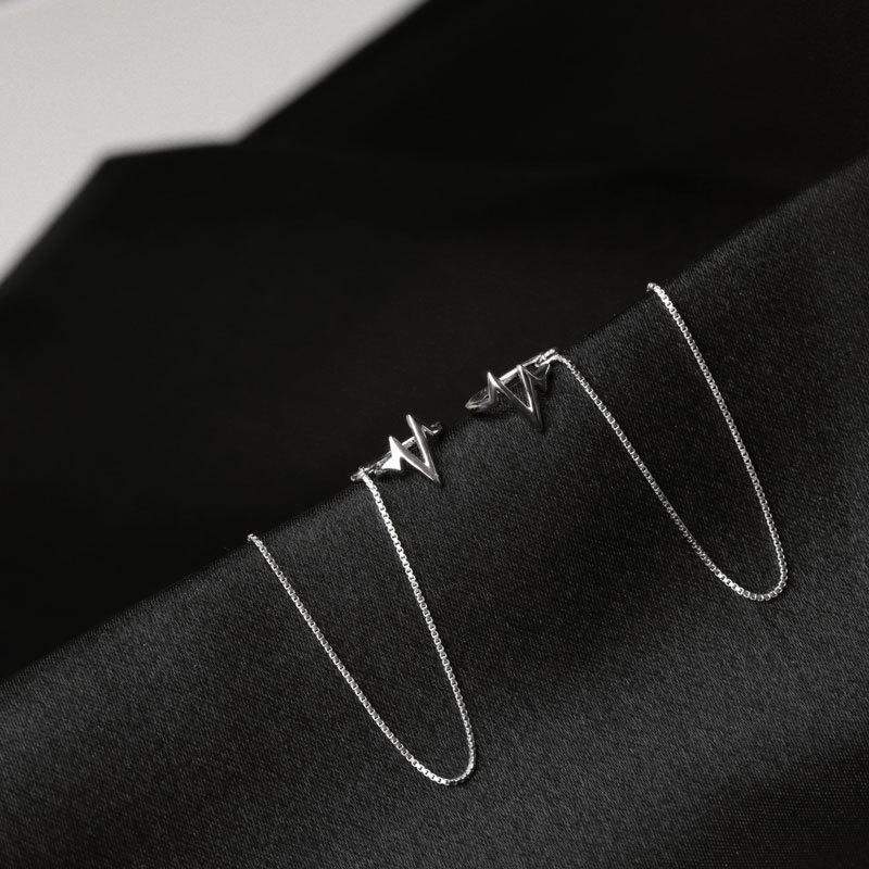 Глянцевые интегрированные ушные клипсы с цепочкой Lightning с универсальным характером и стильным стилем для женщин