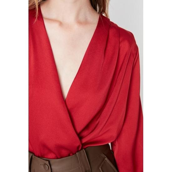 Блузки и рубашки Элегантная атласная блузка в складку с двубортным вырезом на плечах